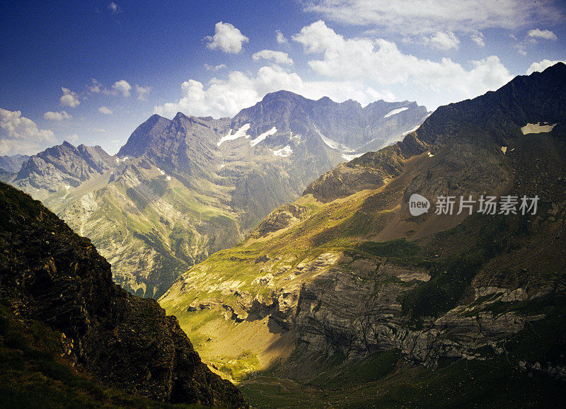 加瓦尼马戏团(Cirque de Gavarnie)是一个位于比利牛斯山中部、法国西南部、靠近西班牙边境的马戏团。它位于加瓦尔尼公社、Hautes-Pyrénées省和比利牛斯国家公园内